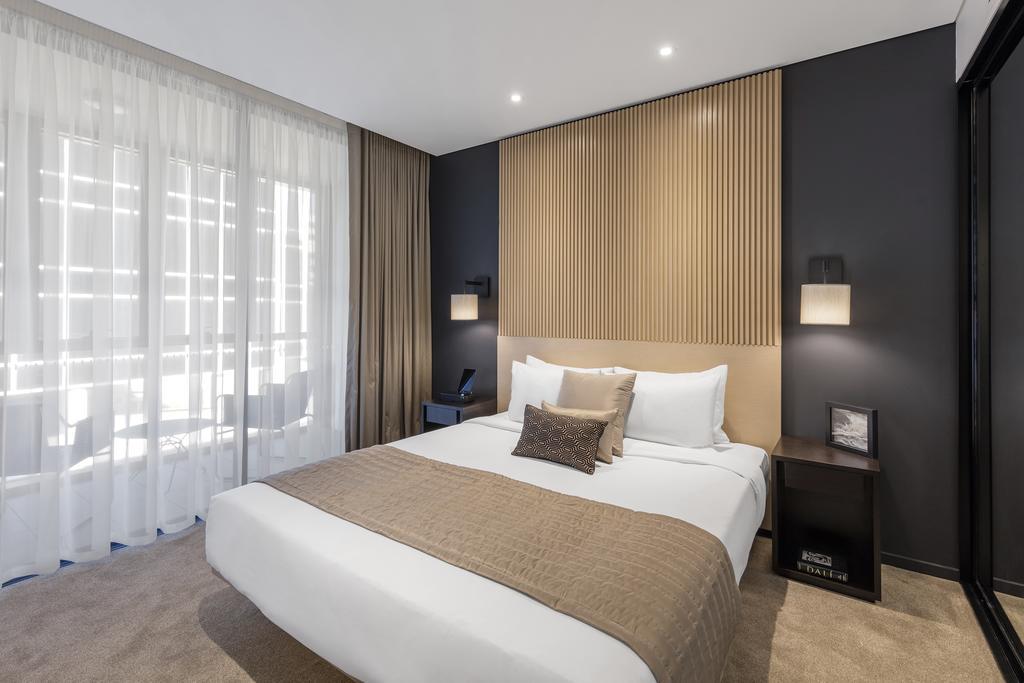 Skye Hotel Suites Parramatta Exterior foto A bedroom at the hotel